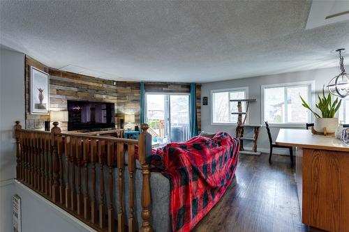 5419 27 Avenue, Vernon, BC - Indoor Photo Showing Living Room