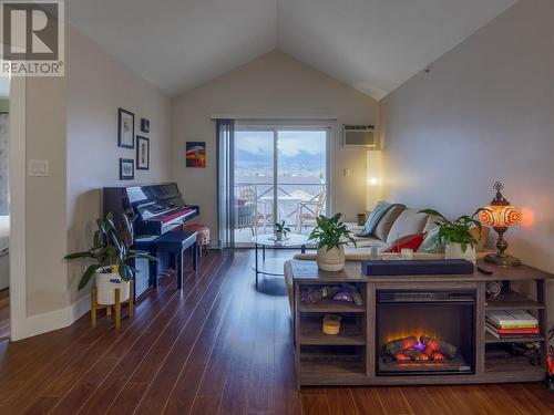 256 Hastings Avenue Unit# 411, Penticton, BC - Indoor Photo Showing Living Room