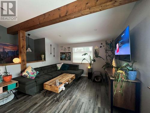 3416 8Th Avenue, Castlegar, BC - Indoor Photo Showing Living Room