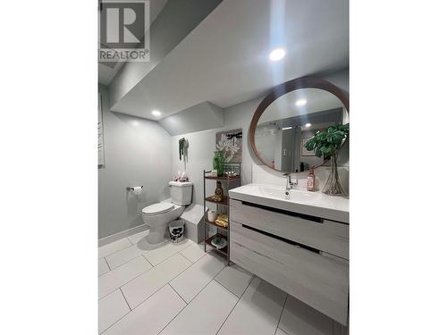 3416 8Th Avenue, Castlegar, BC - Indoor Photo Showing Bathroom