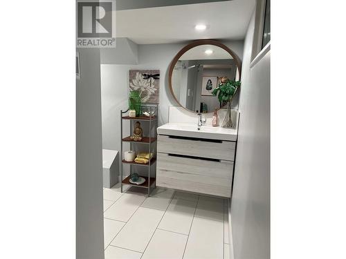 3416 8Th Avenue, Castlegar, BC - Indoor Photo Showing Bathroom