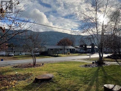 3416 8Th Avenue, Castlegar, BC - Outdoor With View