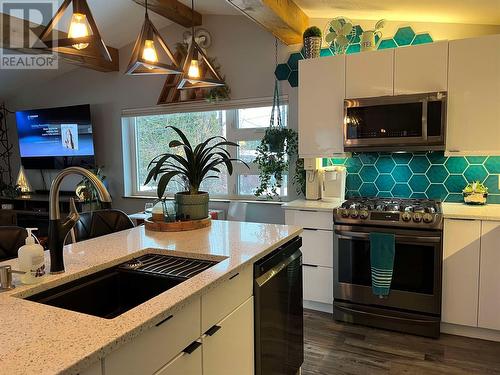 3416 8Th Avenue, Castlegar, BC - Indoor Photo Showing Kitchen