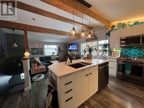 3416 8Th Avenue, Castlegar, BC - Indoor Photo Showing Kitchen