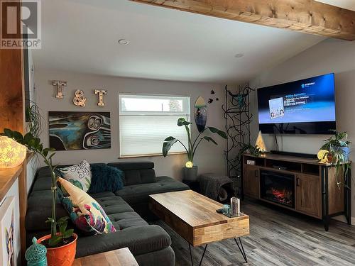 3416 8Th Avenue, Castlegar, BC - Indoor Photo Showing Living Room