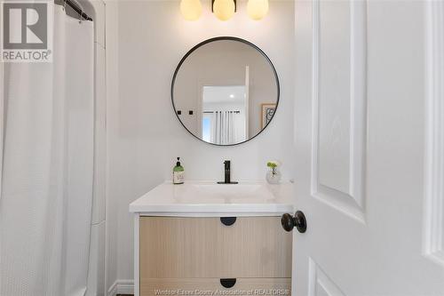 208 Robson Road, Leamington, ON - Indoor Photo Showing Bathroom