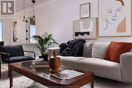 208 Robson Road, Leamington, ON - Indoor Photo Showing Living Room