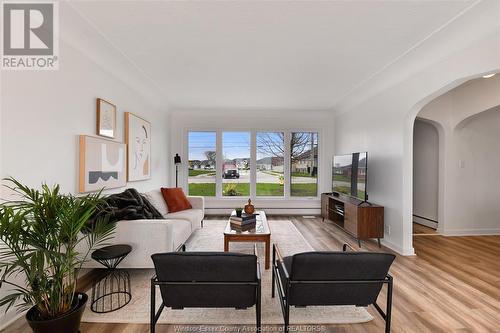 208 Robson Road, Leamington, ON - Indoor Photo Showing Living Room