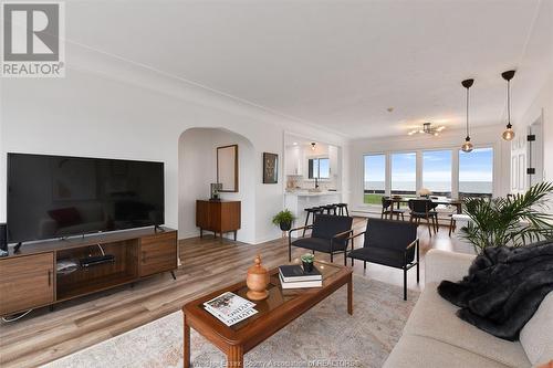 208 Robson Road, Leamington, ON - Indoor Photo Showing Living Room