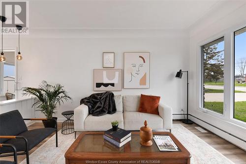 208 Robson Road, Leamington, ON - Indoor Photo Showing Living Room