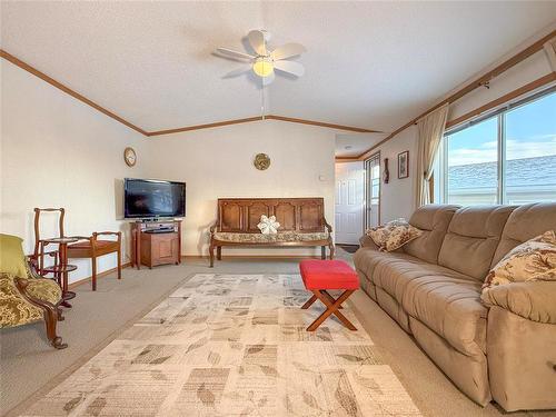 14 Robin Bay, Brandon, MB - Indoor Photo Showing Living Room