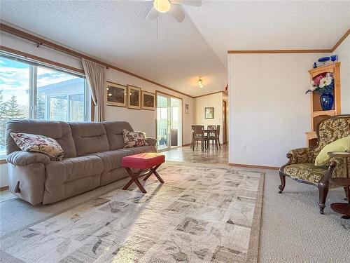 14 Robin Bay, Brandon, MB - Indoor Photo Showing Living Room