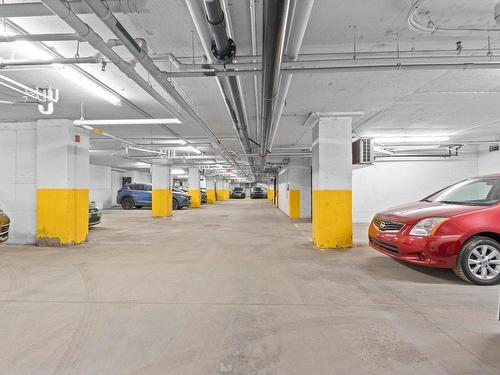 Garage - 302-3300 Boul. Cavendish, Montréal (Côte-Des-Neiges/Notre-Dame-De-Grâce), QC - Indoor Photo Showing Garage