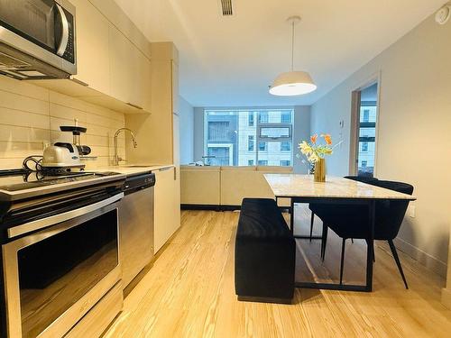 Kitchen - 717-1020 Rue De Bleury, Montréal (Ville-Marie), QC - Indoor Photo Showing Kitchen With Upgraded Kitchen