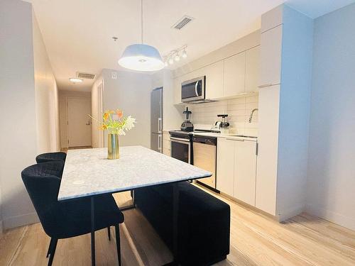 Dining room - 717-1020 Rue De Bleury, Montréal (Ville-Marie), QC - Indoor Photo Showing Kitchen With Upgraded Kitchen