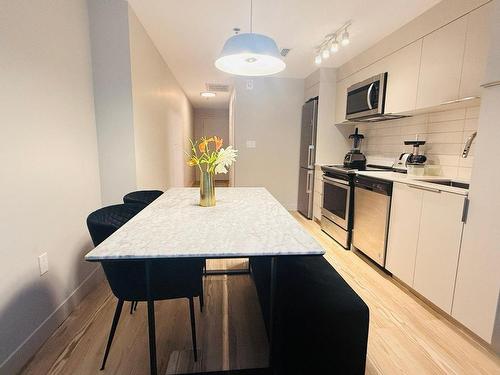 Dining room - 717-1020 Rue De Bleury, Montréal (Ville-Marie), QC - Indoor Photo Showing Kitchen With Upgraded Kitchen