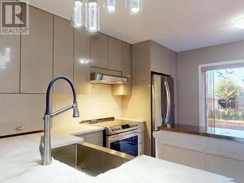 A-4555 Michigan Ave, Powell River, BC - Indoor Photo Showing Kitchen With Upgraded Kitchen