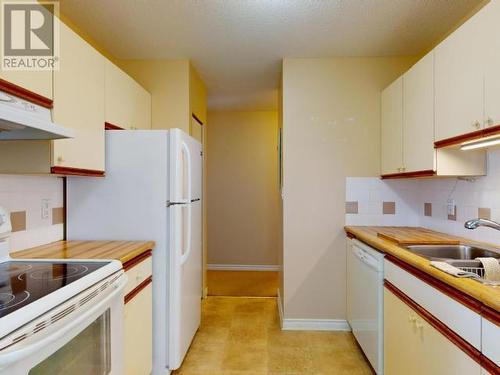 105-4477 Michigan Ave, Powell River, BC - Indoor Photo Showing Kitchen With Double Sink