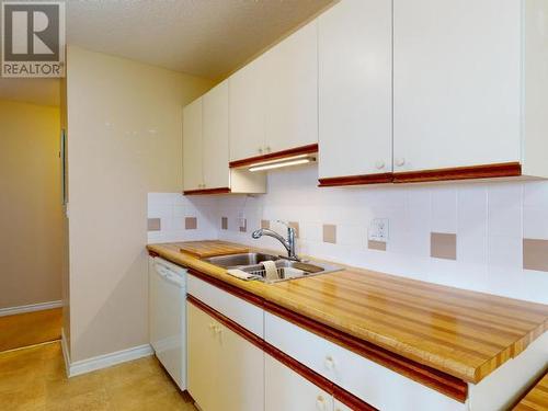 105-4477 Michigan Ave, Powell River, BC - Indoor Photo Showing Kitchen With Double Sink