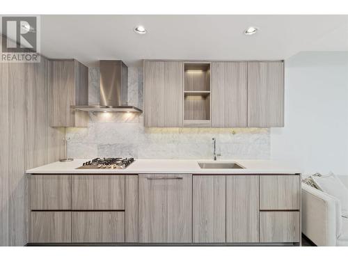 911 89 Nelson Street, Vancouver, BC - Indoor Photo Showing Kitchen With Upgraded Kitchen