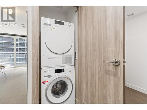 911 89 Nelson Street, Vancouver, BC - Indoor Photo Showing Laundry Room