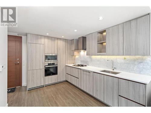 911 89 Nelson Street, Vancouver, BC - Indoor Photo Showing Kitchen With Upgraded Kitchen