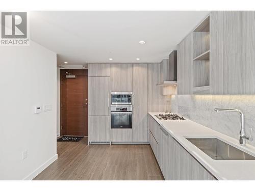 911 89 Nelson Street, Vancouver, BC - Indoor Photo Showing Kitchen With Upgraded Kitchen