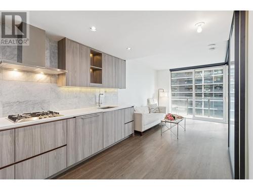 911 89 Nelson Street, Vancouver, BC - Indoor Photo Showing Kitchen With Upgraded Kitchen