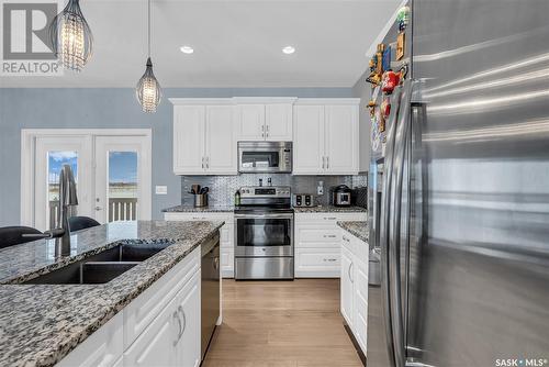 46 Country Crescent, Dundurn Rm No. 314, SK - Indoor Photo Showing Kitchen With Double Sink With Upgraded Kitchen