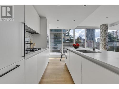 501 1180 Broughton Street, Vancouver, BC - Indoor Photo Showing Kitchen