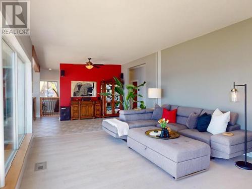 6948 Victoria Street, Powell River, BC - Indoor Photo Showing Living Room