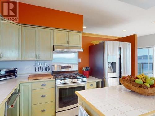 6948 Victoria Street, Powell River, BC - Indoor Photo Showing Kitchen