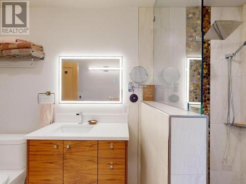 6948 Victoria Street, Powell River, BC - Indoor Photo Showing Bathroom