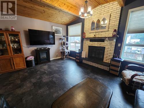 875 10Th Avenue, Montrose, BC - Indoor Photo Showing Living Room With Fireplace