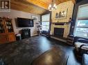 875 10Th Avenue, Montrose, BC  - Indoor Photo Showing Living Room With Fireplace 