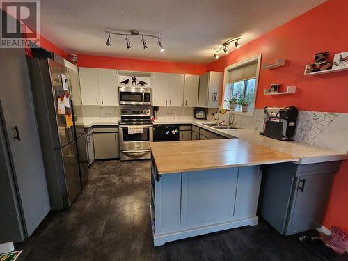 875 10Th Avenue, Montrose, BC - Indoor Photo Showing Kitchen With Double Sink