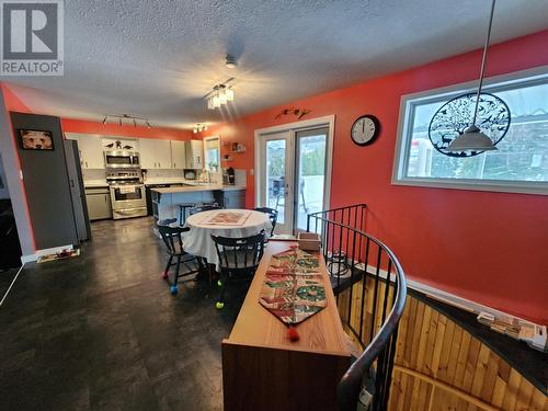 875 10Th Avenue, Montrose, BC - Indoor Photo Showing Dining Room