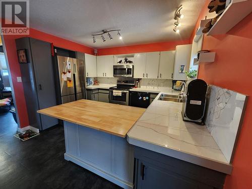 875 10Th Avenue, Montrose, BC - Indoor Photo Showing Kitchen With Double Sink