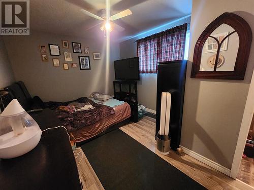 875 10Th Avenue, Montrose, BC - Indoor Photo Showing Bedroom