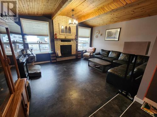 875 10Th Avenue, Montrose, BC - Indoor Photo Showing Living Room With Fireplace