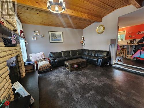 875 10Th Avenue, Montrose, BC - Indoor Photo Showing Living Room With Fireplace