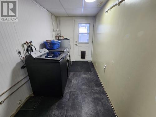 875 10Th Avenue, Montrose, BC - Indoor Photo Showing Laundry Room