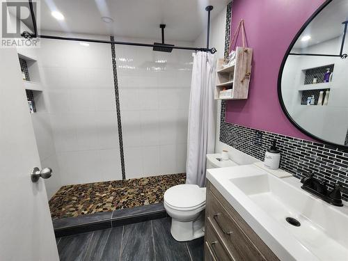 875 10Th Avenue, Montrose, BC - Indoor Photo Showing Bathroom