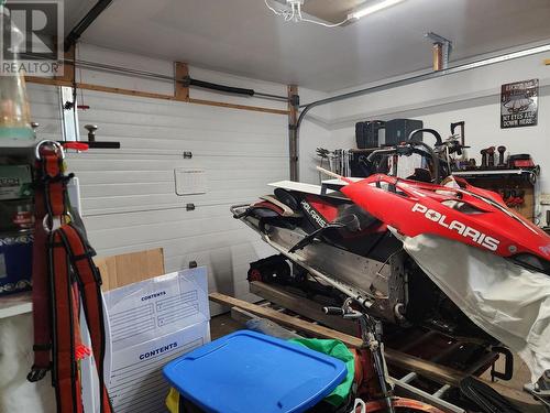 875 10Th Avenue, Montrose, BC - Indoor Photo Showing Garage