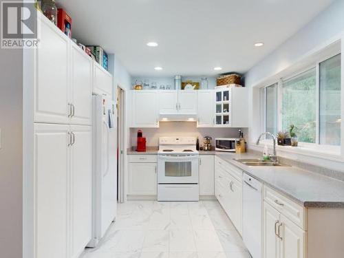 5930 Mowat Ave, Powell River, BC - Indoor Photo Showing Kitchen With Double Sink