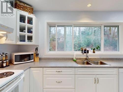 5930 Mowat Ave, Powell River, BC - Indoor Photo Showing Kitchen With Double Sink