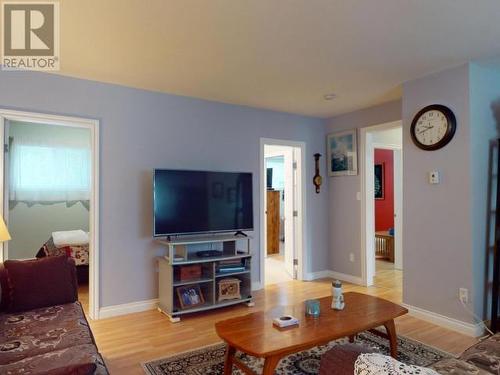 5930 Mowat Ave, Powell River, BC - Indoor Photo Showing Living Room