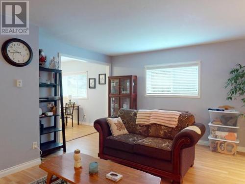 5930 Mowat Ave, Powell River, BC - Indoor Photo Showing Living Room