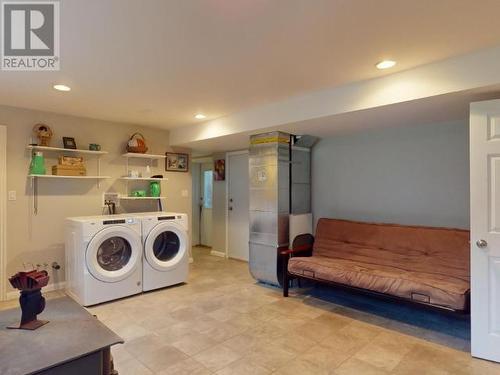 5930 Mowat Ave, Powell River, BC - Indoor Photo Showing Laundry Room