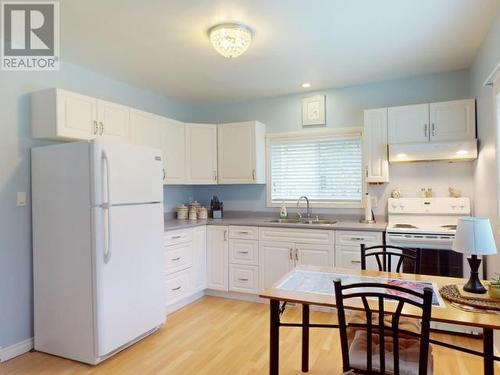 5930 Mowat Ave, Powell River, BC - Indoor Photo Showing Kitchen With Double Sink